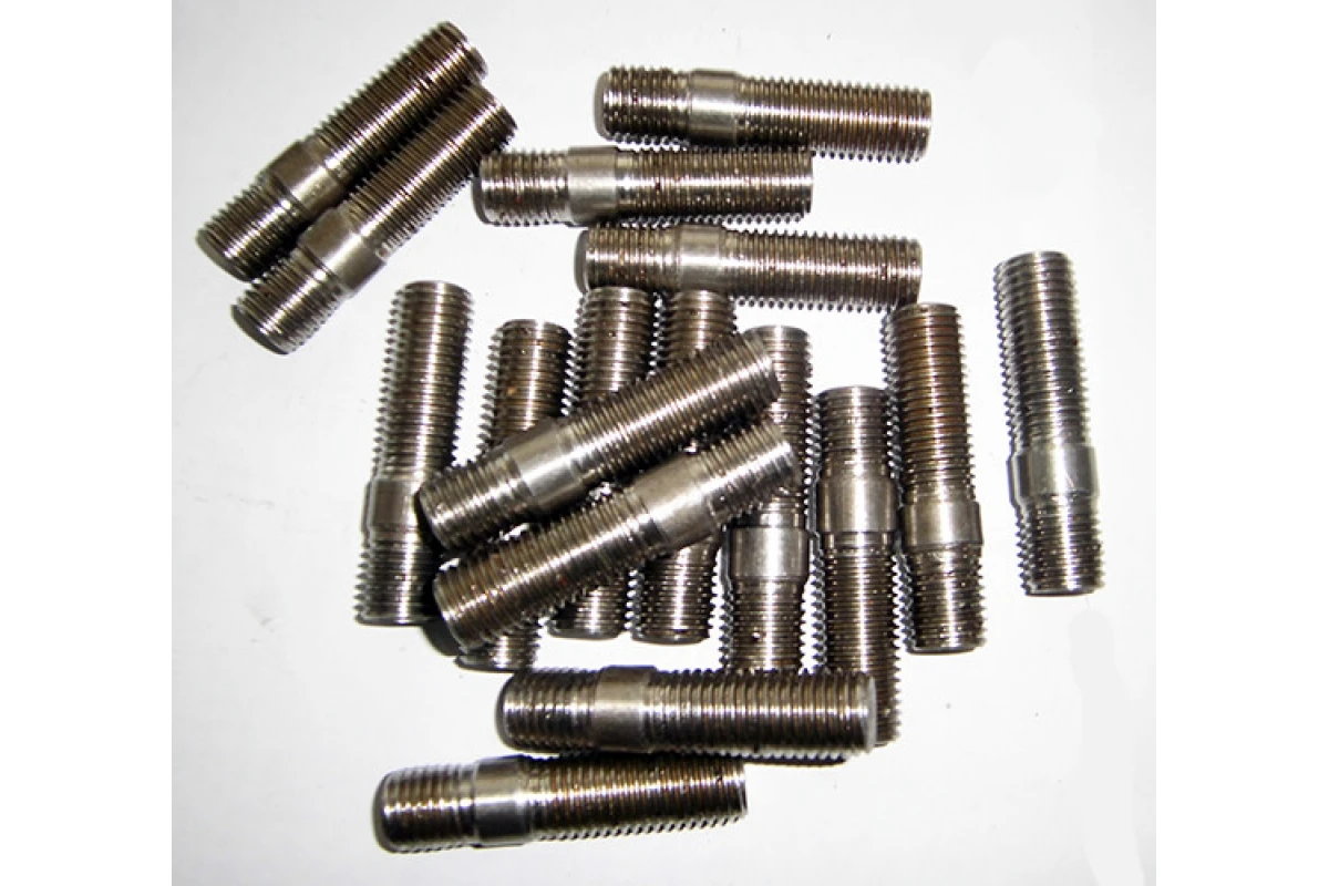 Шпилька М12 DIN 938 з загвинчуваним кінцем 1D класу міцності 8.8