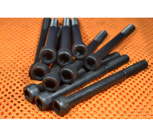 Гвинт М18 DIN 912 клас міцності 8.8 Гвинт М18 DIN 912 клас міцності 8.8