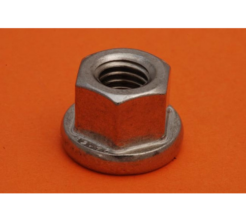 Гайка з буртиком М18 DIN 6331 клас міцності 10.0