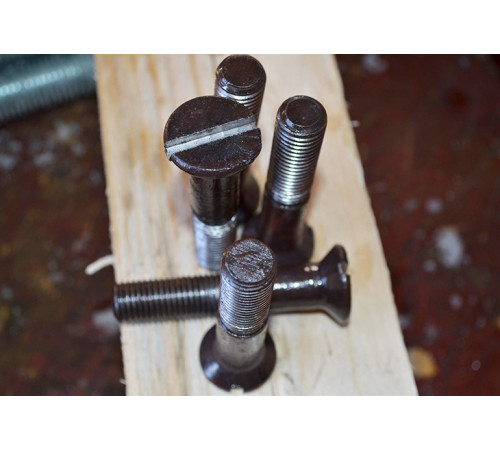 Винт от М16 с потайной головкой и плоским шлицем