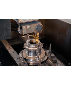 Обробка твердих та важкообробних металів за допомогою електроерозійного методу.